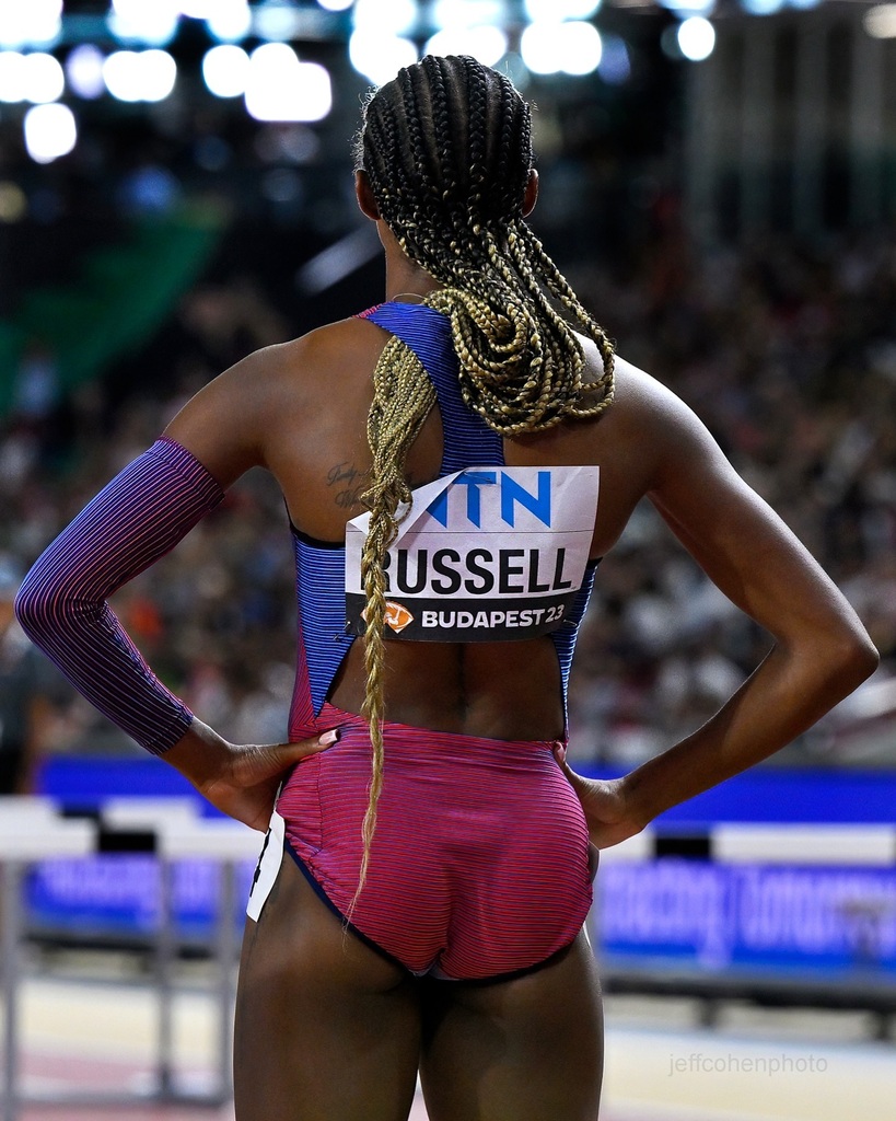 Masai Russel 🇺🇸, at the start of the 100 meter hurdles. 2023 World Championships, Budapest, Hungary. #ATHLETE . . . . . #masairussell #usatf #trackandfield #100mhurdles #hurdles #athletics #jeffcohenphoto #athlete @masai_russell instagr.am/p/C4i6ZaPP8OC/