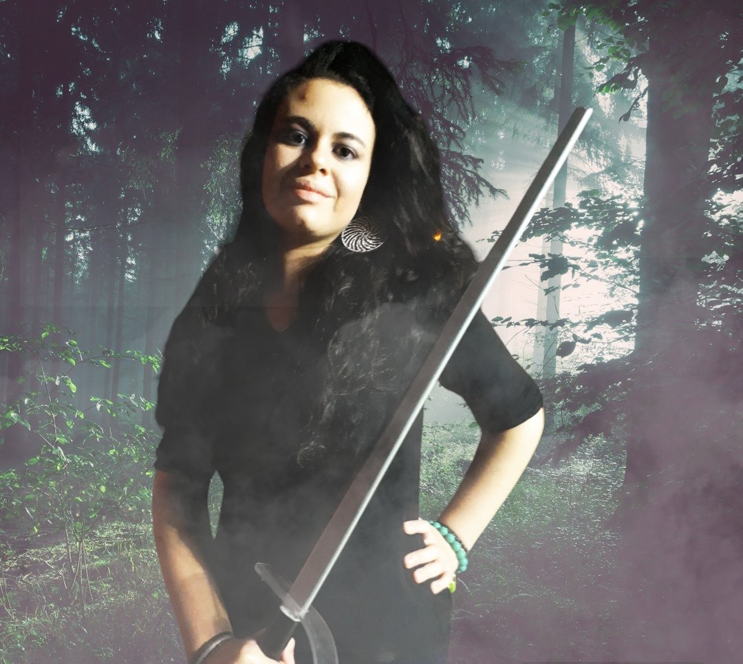 mayavalenreis2's tweet photo. Numa noite dessas recebi um enigma, que me deixou intrigada, esse enigma fez com que eu pegasse minha espada e fosse até uma floresta. 
Era uma floresta densa, escura, fria e 
repleta de névoa, chegando lá encontrei algo ainda mais surpreendente. https://t.co/3BytSUlnPZ