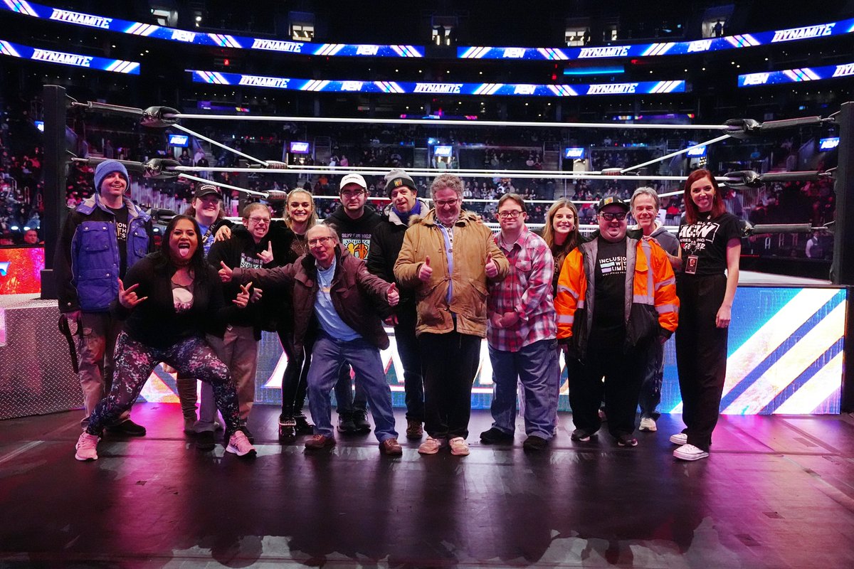 It was our pleasure having Best Buddies Boston (try saying that 3x fast) out to meet @AEW Stars Nyla Rose & Thunder Rosa by ringside ahead of #AEWBigBusiness! 🙌 @thunderrosa22 | @NylaRoseBeast I @BestBuddiesMARI