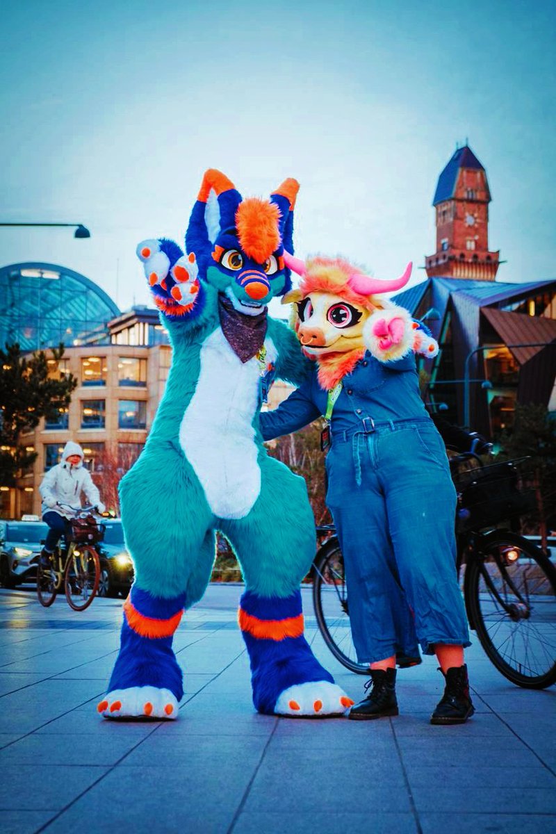 Hey you there, yea you! @BrambleT57288 and I wish you a pawsome weekend! 🐾

📸: <a href="/TruffelWusky/">Truffel</a> 
#FursuitFriday