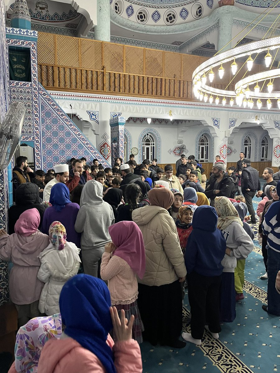 tabipefendi's tweet photo. Hocam camide ses çıkaran çocuklara kızmak yerine her teravih sonrası oyuncak dağıyormuş,cami çocukla dolup taşmış var 😃Helal sana hocam https://t.co/66EbdGTTRq