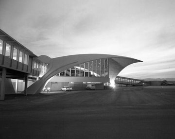 Terminal 1 opened at McCarran Airport just south of Las Vegas, NV on Mar 15, 1963. The first photo via UNLV Digital Collections shows the structure still under construction. The second photo via @summacorp. PDF: bit.ly/3vu9ebW