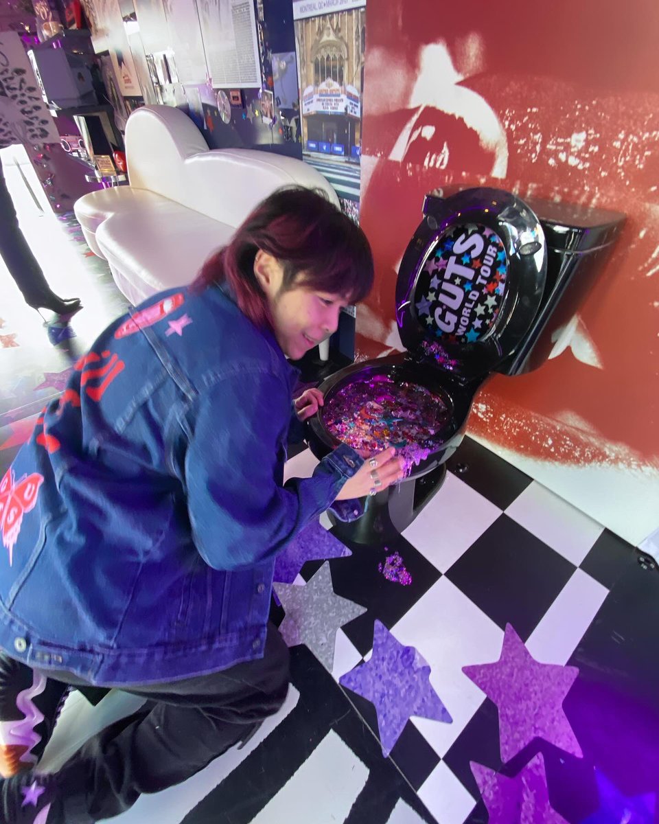 soulrock22's tweet photo. Spillin my guts in the #gutstourbus @livieshq !! See yah tonight!! @oliviarodrigo 🥹🥹🥹💜💜💜 #gutsworldtourstpaul https://t.co/r7oqBtGGmJ