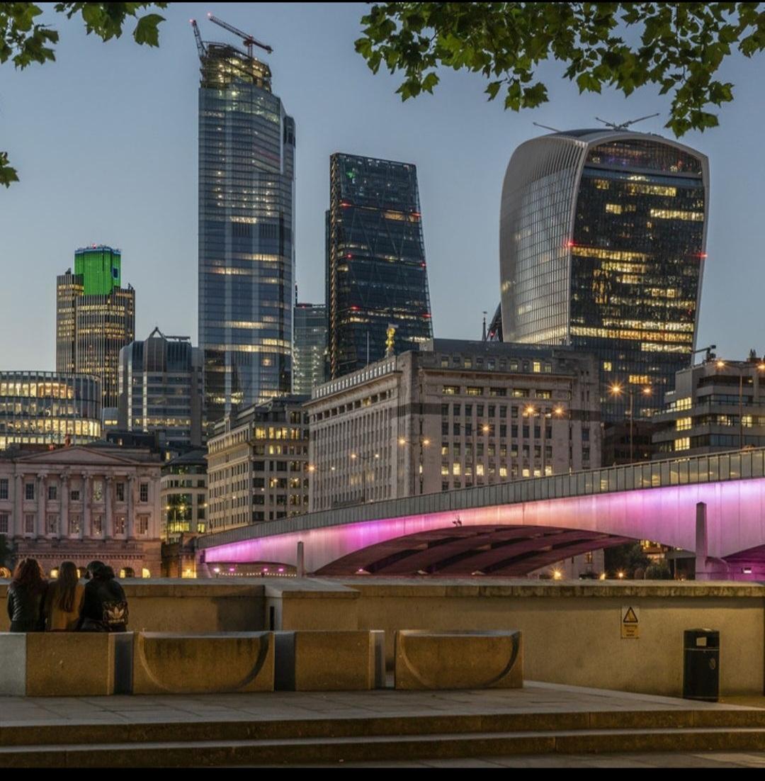 Great fun was had by all on our free #IlluminatedRiver walking tour with @TeamLondonBdg this week! Participants enjoyed an evening stroll from Millennium Bridge to London Bridge led by a @colguide who offered insightful stories on the history of the bridges. 📸 @joasphoto