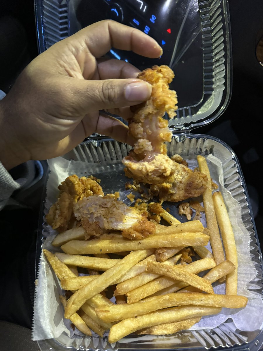 8moonmedia's tweet photo. @HiltonGardenInn in BWI (Baltimore) served my 12 and 10 year old children raw chicken tenders after waiting a hour for our food. I tried to with management but was blown off. My daughter ate a whole tender on our way to her basketball tournament before we realized it was raw! https://t.co/H9XMdKmL9K