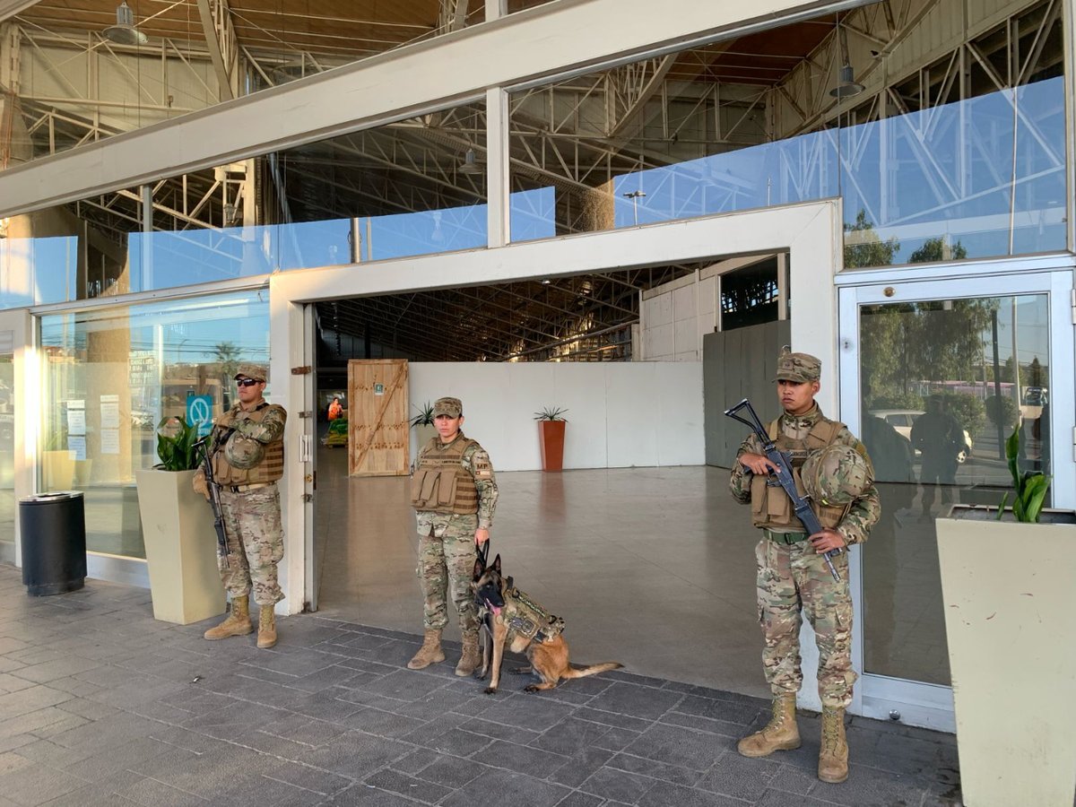 Ejercito_Chile's tweet image. Los binomios caninos junto a efectivos del #EjércitoDeChile continúan realizando labores en apoyo a la comunidad en el marco del Estado de Excepción Constitucional de Catástrofe en #Valparaíso con rondas por sectores afectados y resguardo de albergues.