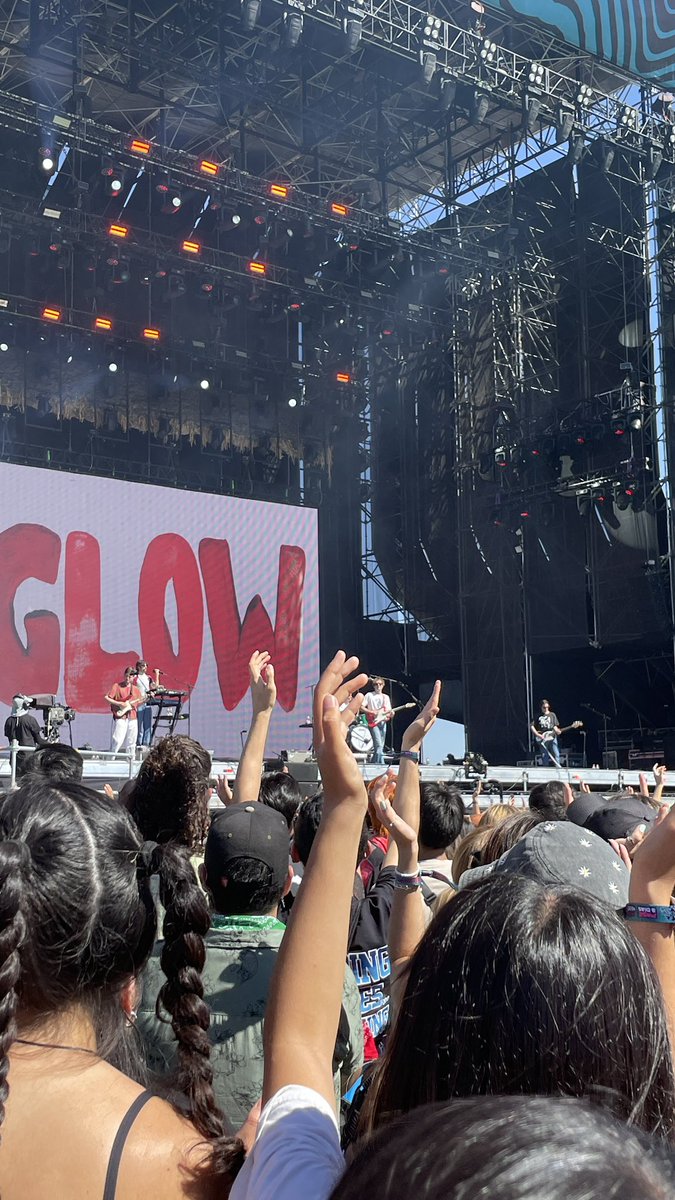 ResistanceZine's tweet image. #Dayglow ya se encuentra en el escenario de #LollaCL compartiendo con su fanaticada