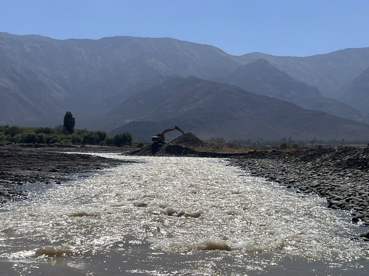HCGALAZ's tweet photo. DOH quinta region destruyo todo el cauce del rio Aconcagua entre los puentes del el rey y las tinajas en san felipe y nadie dice nada solo para beneficiar empresarios que mas se puede esperar de instituciones corruptas https://t.co/RERqlQ1CMv