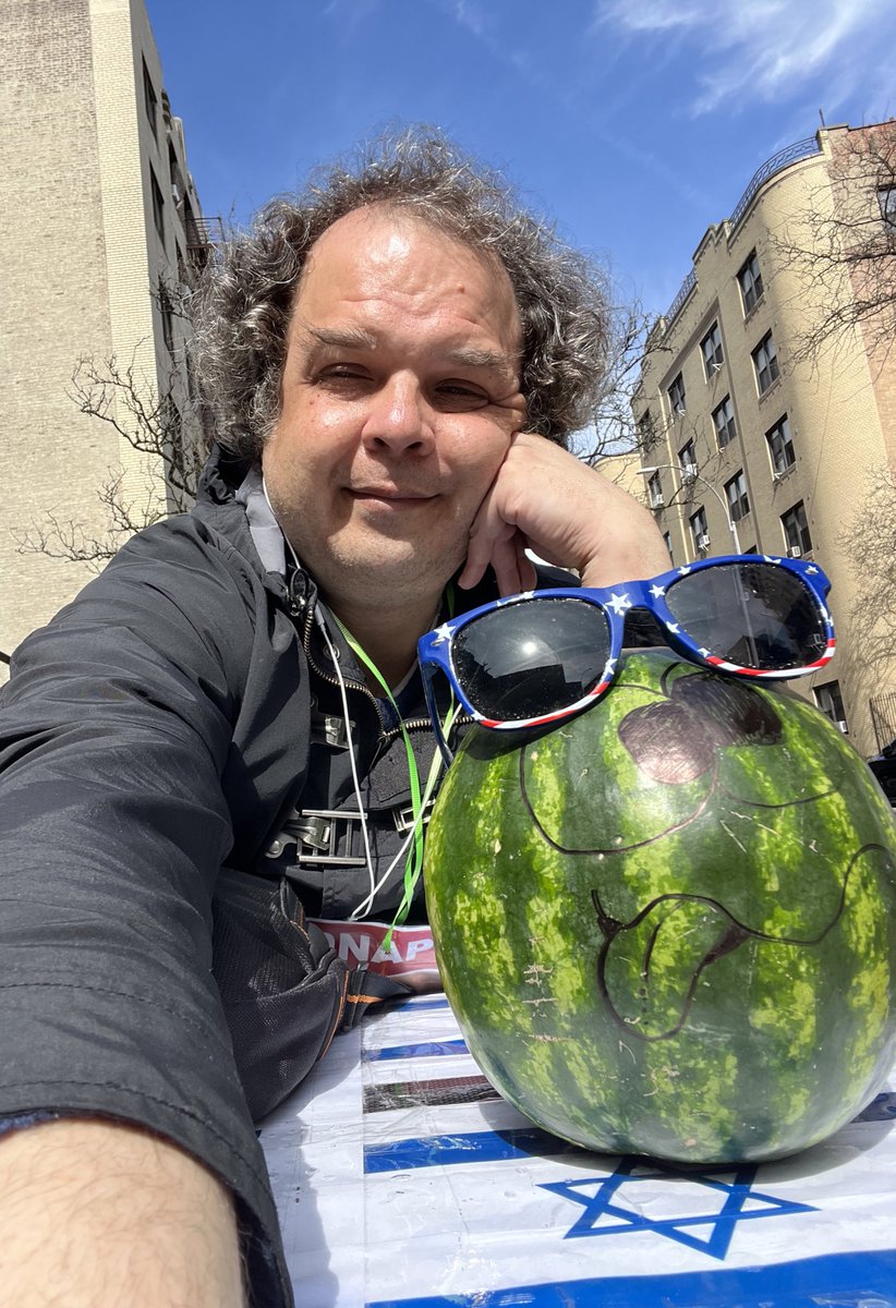 I hereby invite all & sundry 'antizionists' (read: antisemites) to share in the culinary bounty that is Habakkuk the watermelon. We could finely dice it, add soup-mandlen 'streusel,' & serve w/ dayboat gefilte fish & a deconstructed Israeli salad!

Reservations not accepted.