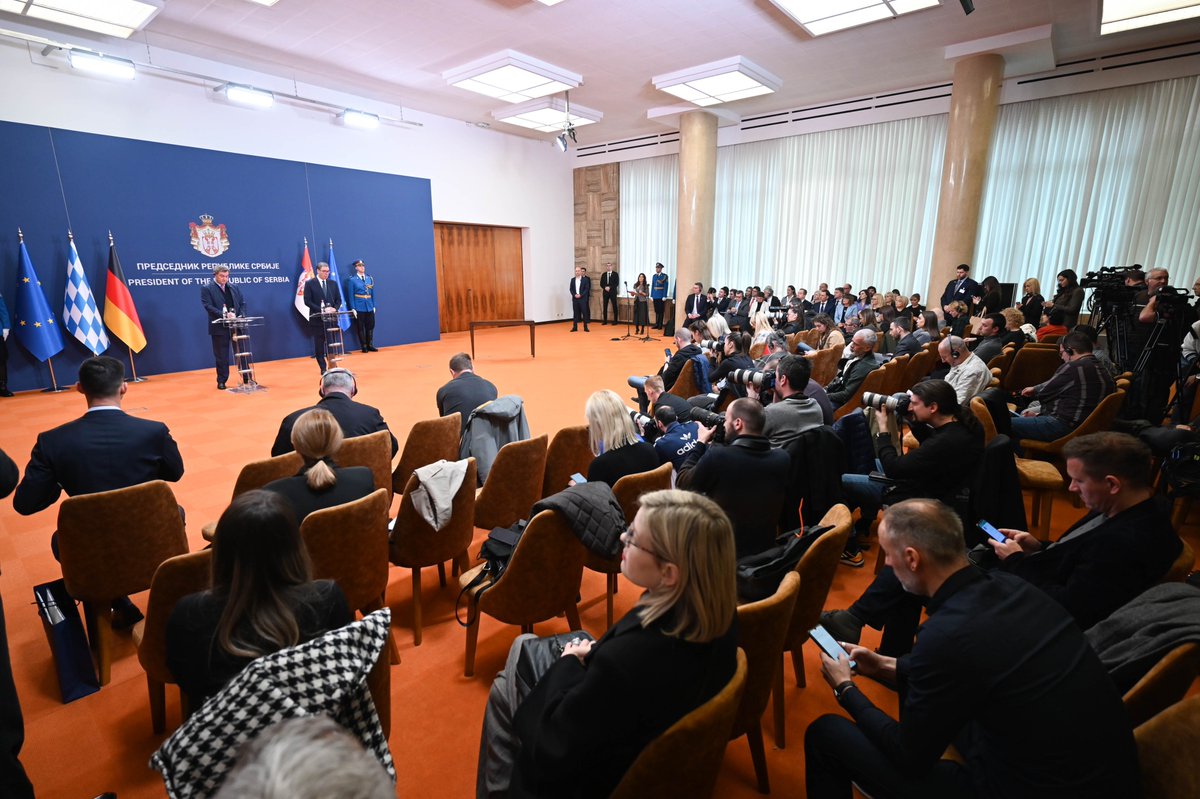 nitragovrs's tweet photo. У Палати Србија се председник @avucic састао са председником Владе Баварске Маркусом Зедером. Након састанка, њему је уручен Орден Републике Србије, а министар Синиша Мали презентовао му је пројекте #EXPO2027 и #BIO4 https://t.co/VLKMHqE7TG