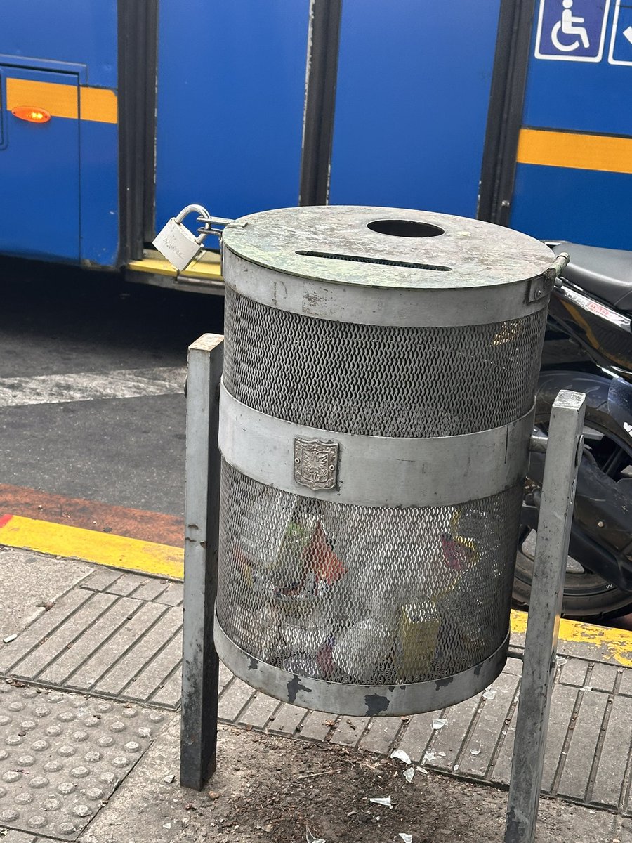 Davoco's tweet image. Así de mal estamos con la #seguridad en #Bogotá que hasta a la basura hay que ponerle candado…
