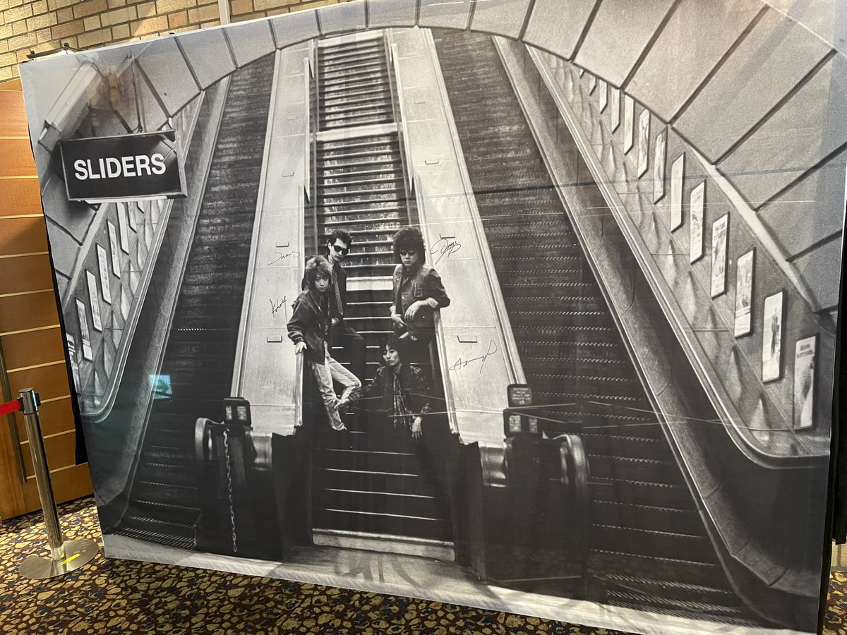 BreakersBlues's tweet photo. スライダーズ神戸
自分を含め年齢層の高い中、近くの席に車椅子の少年がお母さんと一緒に来ていた。　ライブ開始から総立ちの中、ちゃんとステージが観れただろうか？
でもスライダーズの演奏に体を揺らし手を上げて応援していた。最高のライブ　少年にとっても最高の夜でありますように
また会おう‼️ https://t.co/VzuWR2HOmi