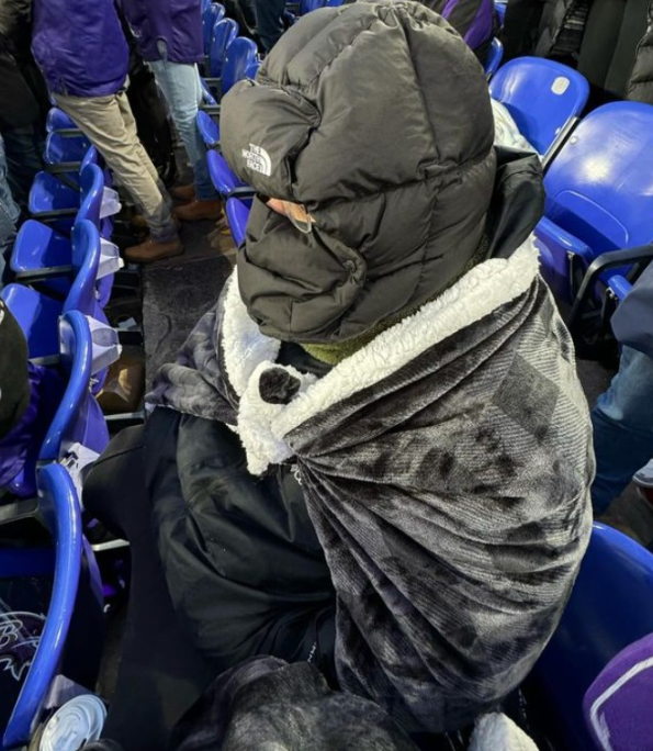 nocontextcazil's tweet photo. IV: se vista apenas com roupas largas e confortáveis, camisas da nike, ou camisas/acessórios do vasco https://t.co/Kuzljrb9fQ