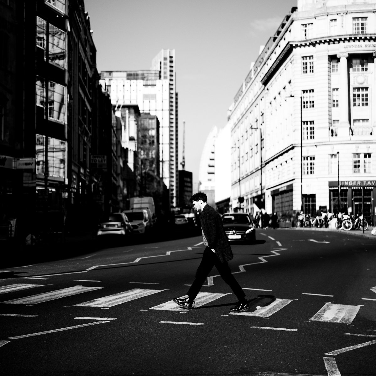 mathewalan_'s tweet photo. ▪️▫️ A myriad of lines. Where does your gaze settle amidst London's geometric dance?
•
•
•
•
#friendsinperson #Streetphotographers #LinearLabyrinth #WhereToFocus https://t.co/OodHvAPpWm