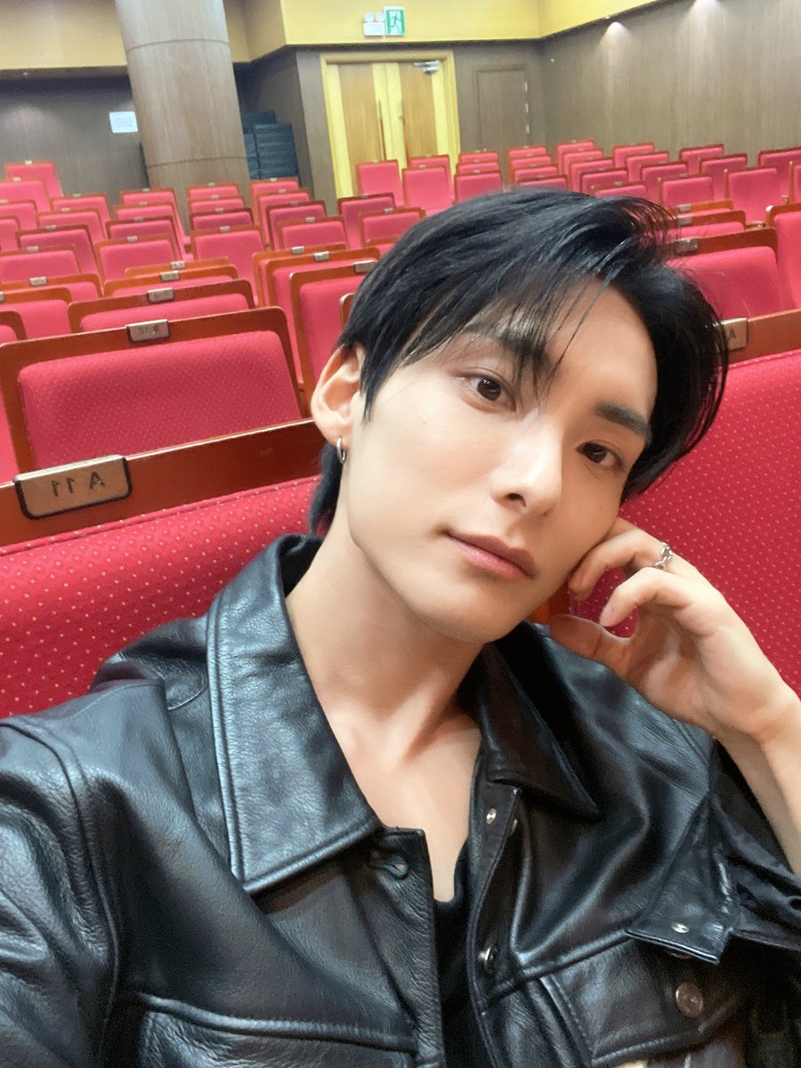 official_ACE7's tweet photo. [#에이스_박준희]
초이들 다녀간 자리에 앉아 보다가 한 컷...😮
#ACE #에이스 https://t.co/cerXv5z0bD