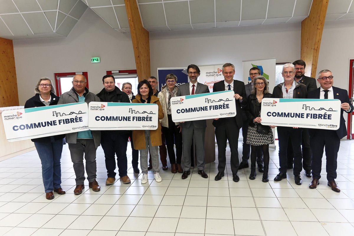 📢 Inauguration de la 90 000ème prise déployée sur le territoire de @leCotentin !

Un panneau 'Commune fibrée' a été remis aux maires et représentants de @VilleCherbourg , de @MairieBaC, de #Canteloup, #Saussemesnil et de #Varouville.

#ftth #thd #fibre #fibreoptique