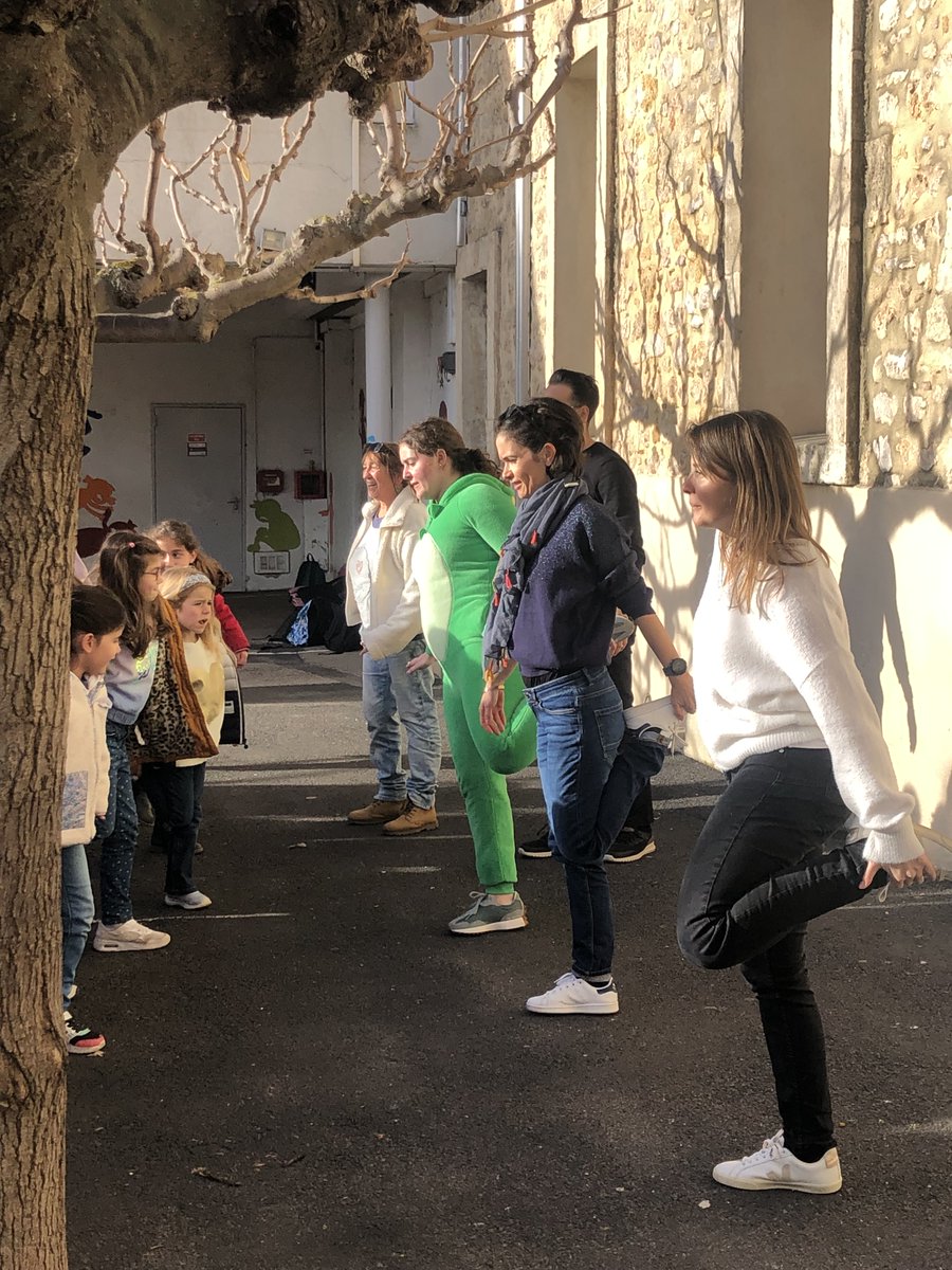 34Dsden's tweet photo. Ecole le Mûrier Blanc à Balaruc le Vieux #herault, sous l'impulsion de la mascotte Tortux, le Grand Défi "Vivez Bougez" a débuté par un échauffement-flashmob !
Tous les lundis matins des parents viendront présenter leur activité préférée: Yoga, Karaté, Zumba  #activitéphysique https://t.co/uB8vEvgeeF