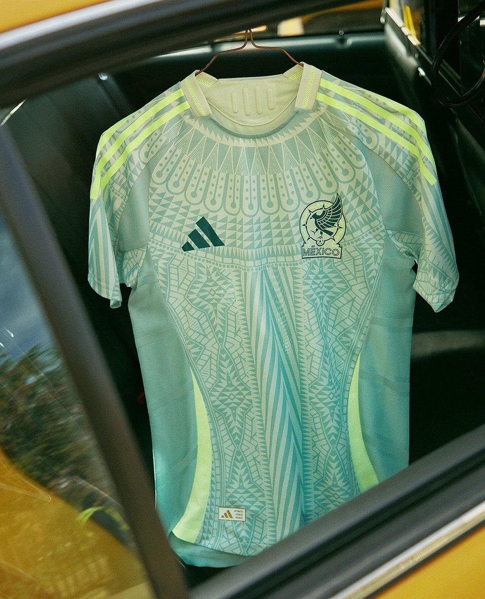 f2bezbar's tweet photo. J’ARRIVE PLUS A DORMIR JE PENSE QUE À CE  MAILLOT SUR MOI https://t.co/WjoJhit93p