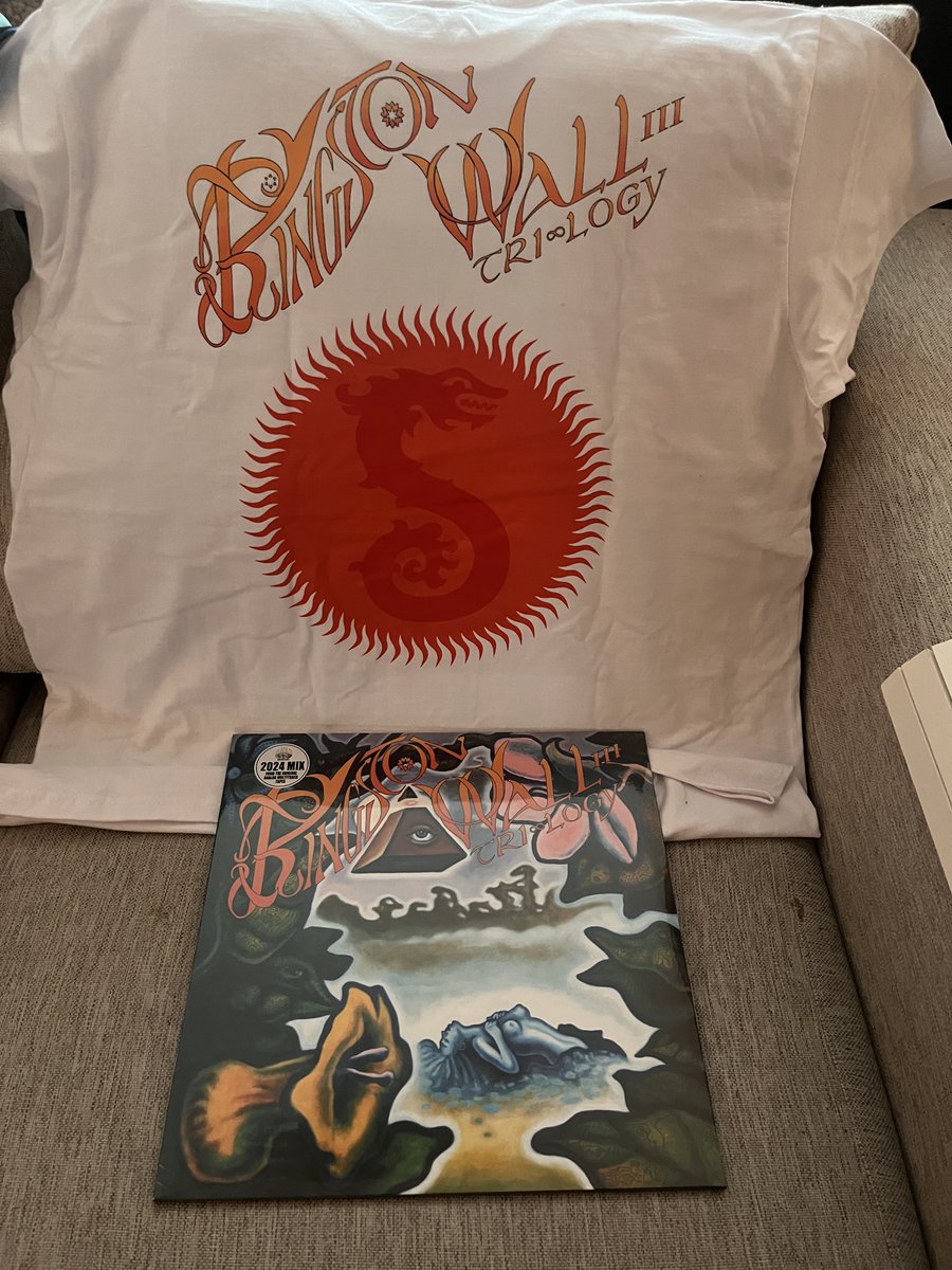 Ekihuuskonen's tweet image. Kingston Wall Tri∞Logy remastered saapui tänään, paidan kera. Meinaan kyllä potkii.
#kingstonwall #trilogy #proge #musiikkitwitter