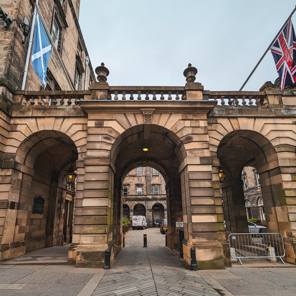 In 1753, the building of the Royal Exchange began. Prior to this building stood 4 closes - Mary King's Close, Stewart's Close, Pearson's Close and Allen’s Close. In 1811, it was acquired by the city council and rebranded as the City Chambers Building.
