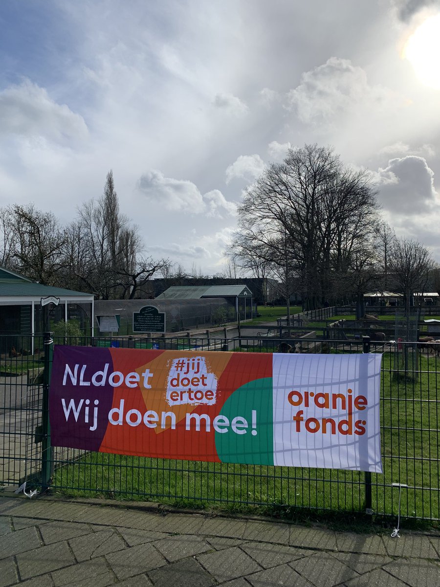 Zustertuin's tweet image. Zin om morgenochtend zinvol en gezellig bezig te zijn? Wij doen mee aan #Nldoet. We willen haagjes gaan plantjes en paaltjes neerzetten bij het kabouterpad. We starten om 0900 op zaterdag 16 maart.