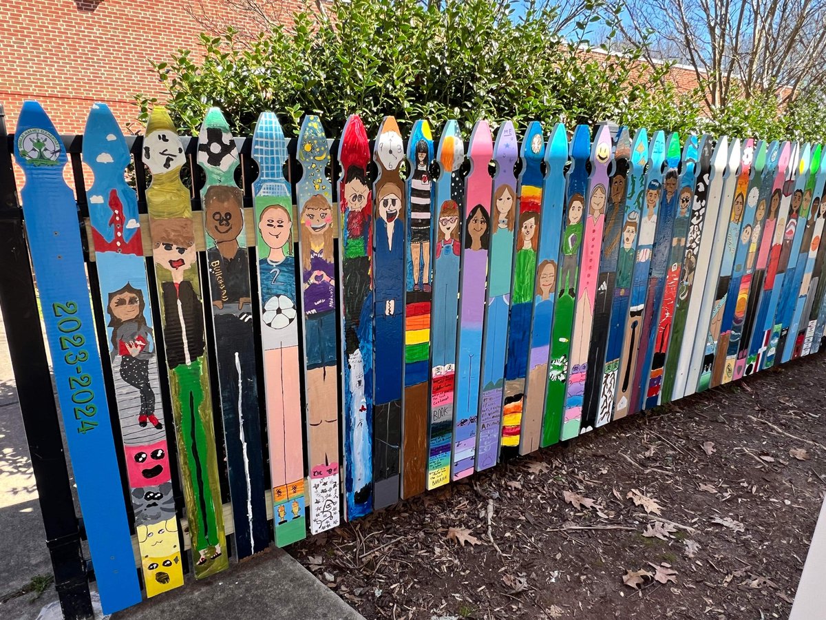 We completed the Picket Fence Project <a href="/DouglassDragons/">Douglass Elementary</a> Thanks to all the volunteers, teachers and all the fifth grade students who participated! @UnitedArtsCounc#ArtMakesYouSmart <a href="/WCPSS/">Wake County Public School System</a> #AIS4all #artsinschools #communityart #picketfenceprojectnc #teachingartist