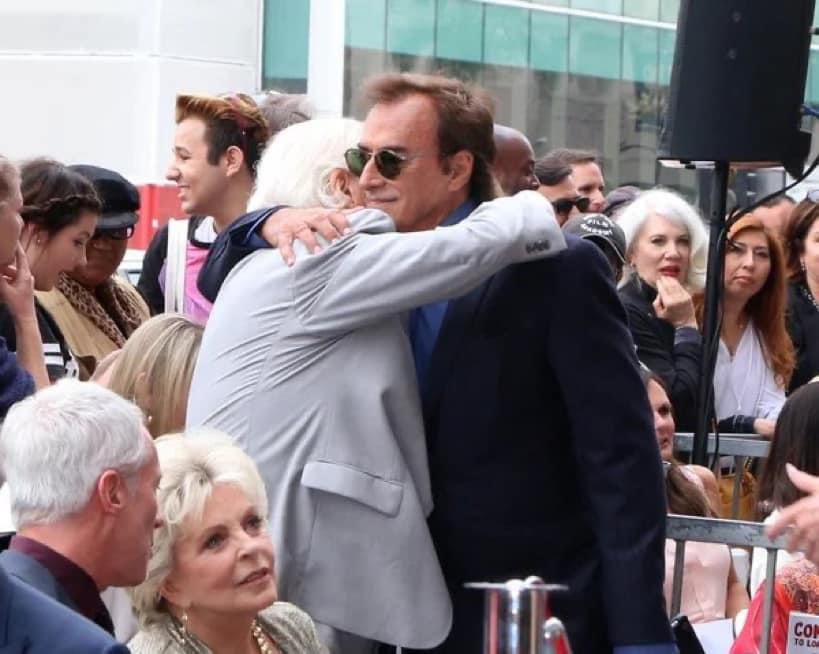 #FriendshipFriday What a warm embrace between Bill @DaysHayes and @ThaaoPenghlis Two @DaysPeacock legends. They shared a love of ancient history and lost treasures. We will forever miss Bill Hayes, but the shared memories remain between these two giants of #DAYS