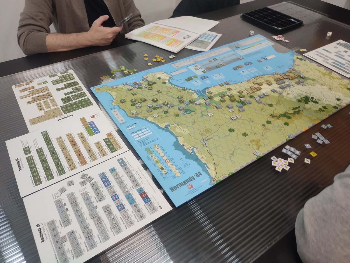 ClubDreadnought's tweet photo. Nuestros socios wargameros jugando al Normandy44 de GMT Games.

Normandy ´44 es un juego de nivel regimental para 2 o 3 jugadores, sobre los desembarcos del Día-D el 6 de junio.

Contacta con nosotros para wargamerear 😉

#Clubdreadnought #normandy44 #gmtgames #wargames #wwii https://t.co/RP6hNmuzjT