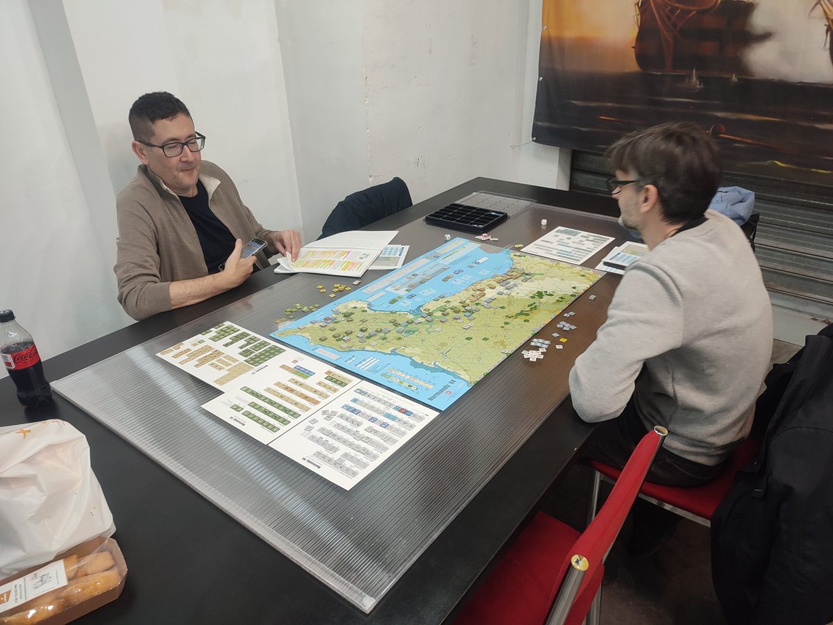 ClubDreadnought's tweet photo. Nuestros socios wargameros jugando al Normandy44 de GMT Games.

Normandy ´44 es un juego de nivel regimental para 2 o 3 jugadores, sobre los desembarcos del Día-D el 6 de junio.

Contacta con nosotros para wargamerear 😉

#Clubdreadnought #normandy44 #gmtgames #wargames #wwii https://t.co/RP6hNmuzjT