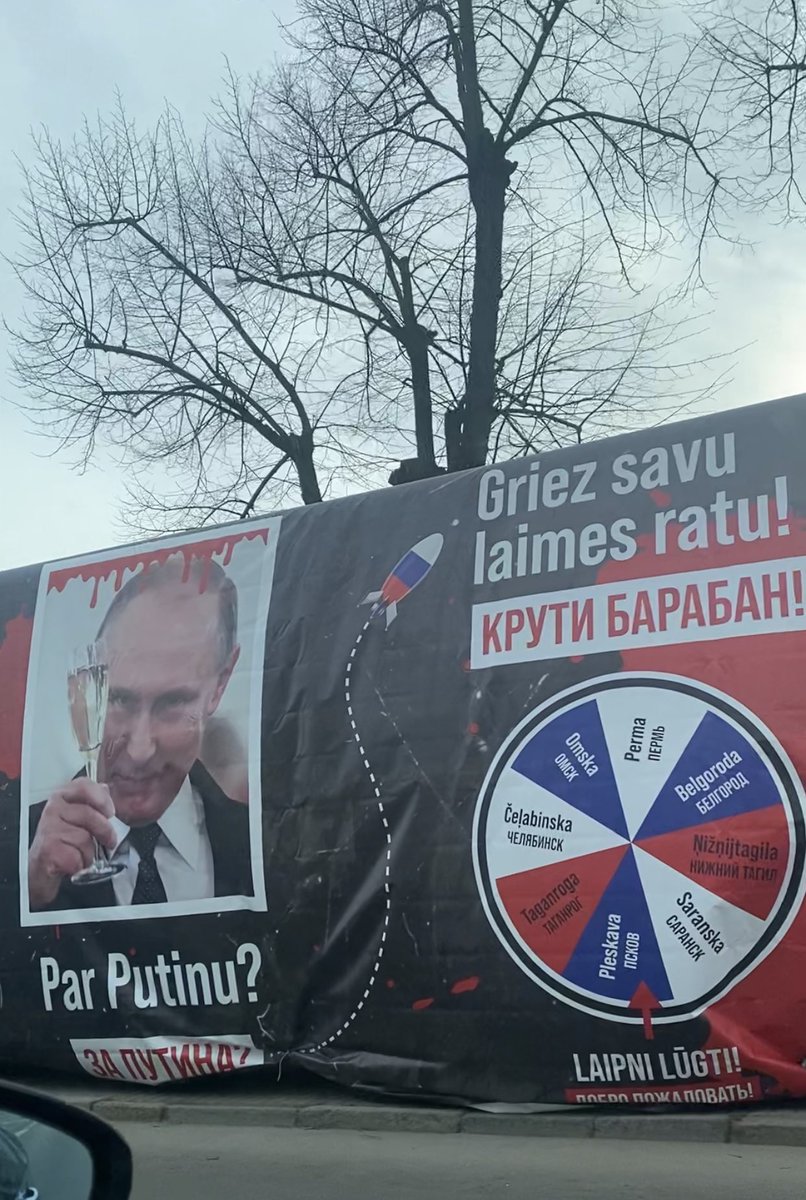mooneshe's tweet photo. pretī krievijas vēstniecībai arī viss pa smuko ✌🏼 https://t.co/tKUvMUixRC