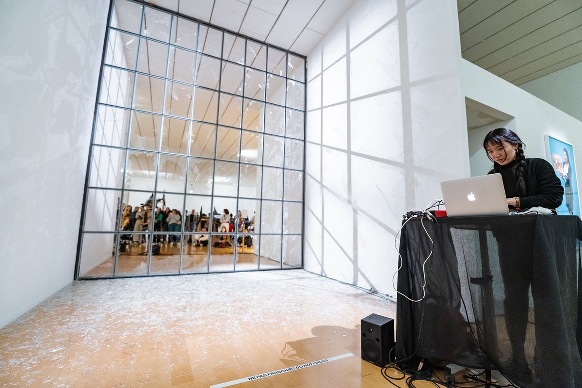 macLyon's tweet photo. 🌞 Un grand merci pour votre présence hier soir !
Vous étiez très nombreux à la nocturne étudiante, qui avait lieu simultanément au @mbalyon et au #macLYON !
Retour en images sur la soirée au macLYON, entre performances, médiations et DJ sets du macBAR 🎼
Photos Juliette Valero https://t.co/v4gZ1X0Gc7