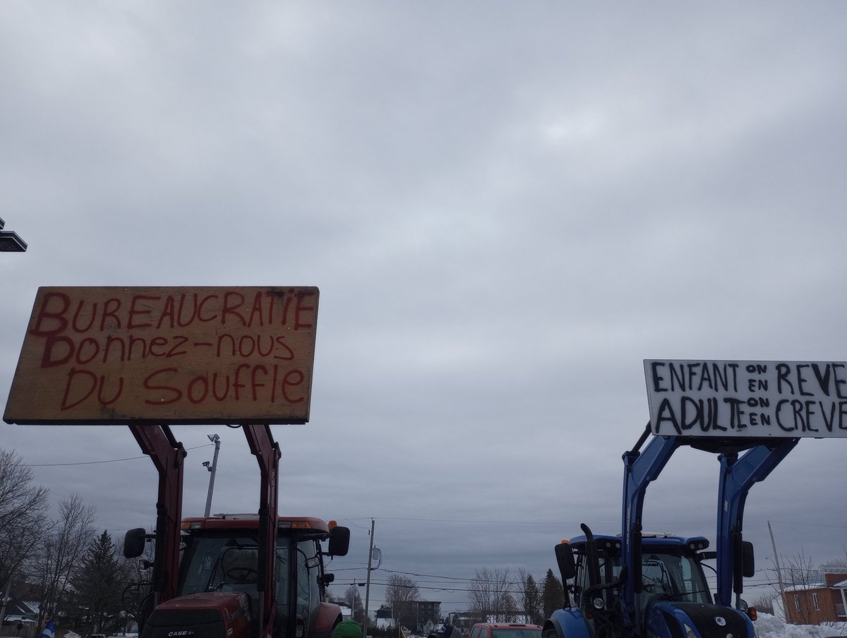 Manifestation d'agriculteurs en ce moment a Ste-Marie de Beauce, Québec, Canada.