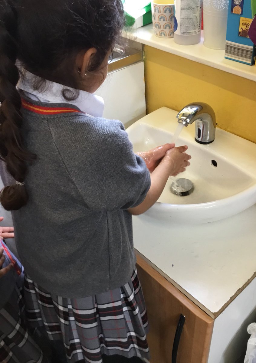 SJC_Infants's tweet image. We learnt how to wash our hands in our Jigsaw lesson this afternoon in #SJCR5… we made fantastic posters with the 4 steps to clean hands! #SJCInfants #SJCReception