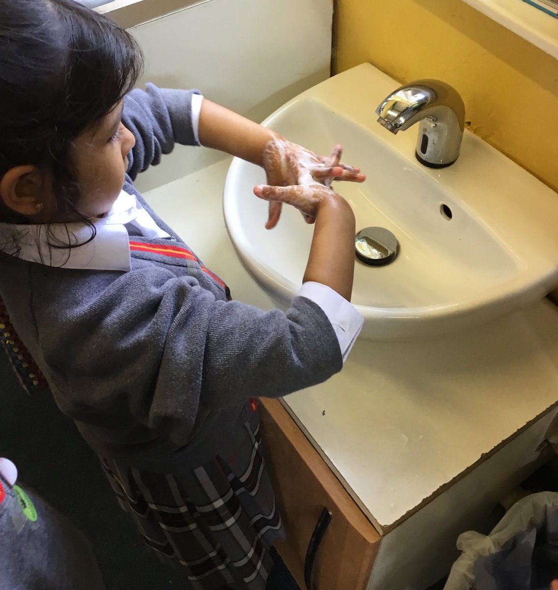 SJC_Infants's tweet image. We learnt how to wash our hands in our Jigsaw lesson this afternoon in #SJCR5… we made fantastic posters with the 4 steps to clean hands! #SJCInfants #SJCReception