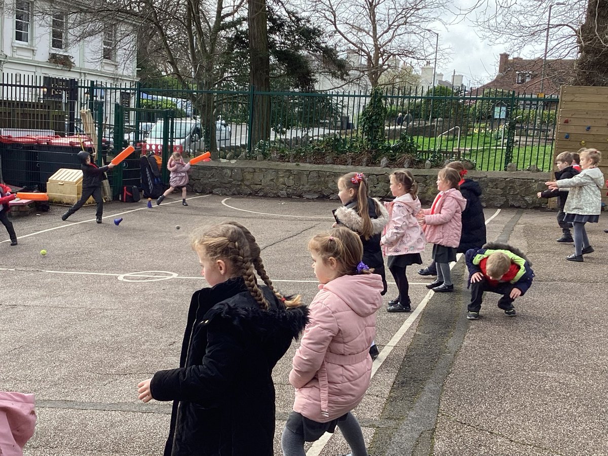 The Rowans have enjoyed a lovely afternoon. They enjoyed a taster cricket sesssion and rounded the day off sharing stories and enjoying a yummy hot chocolate.