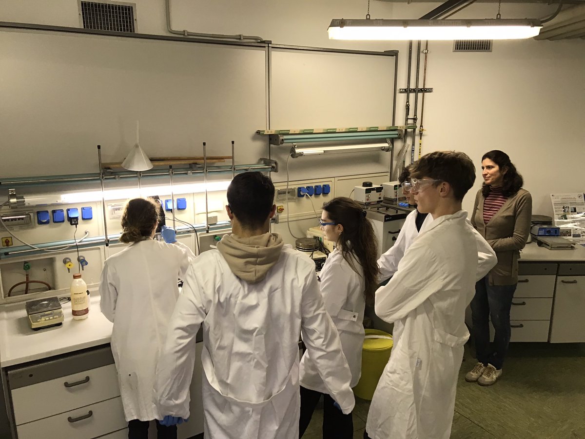 cnr_scitec's tweet photo. Questa attivitá permette a studenti e studentesse di mettere 🖐️ 🖐️in lab!
Si chiama ‘Scienza in classe’ e sviluppa singoli percorsi progettuali tematici 🥽🧑‍🔬👩🏻‍🔬
Elemento del programma #edu2024 sviluppato all’Area territoriale della ricerca CNR di #Genova
Si appassioneranno? https://t.co/87PtmEwjeL