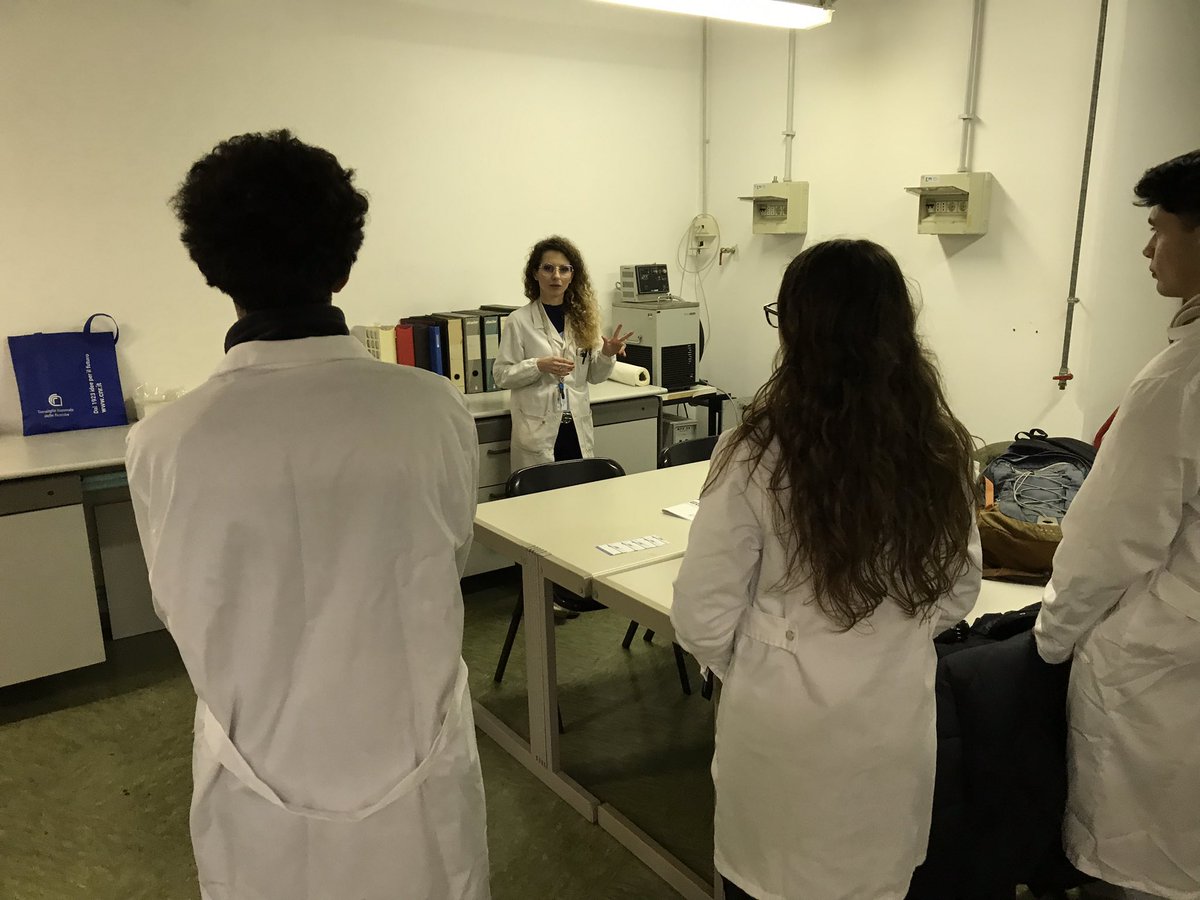 cnr_scitec's tweet photo. Questa attivitá permette a studenti e studentesse di mettere 🖐️ 🖐️in lab!
Si chiama ‘Scienza in classe’ e sviluppa singoli percorsi progettuali tematici 🥽🧑‍🔬👩🏻‍🔬
Elemento del programma #edu2024 sviluppato all’Area territoriale della ricerca CNR di #Genova
Si appassioneranno? https://t.co/87PtmEwjeL