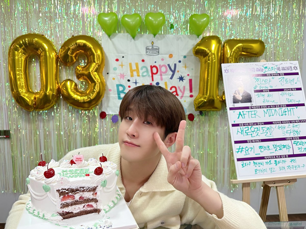 ASTRO_Staff's tweet photo. [#ASTROSTAFF 시선👀]

아로하💜 3월 15일 ✨찐스타✨ 생일
함께 보낸 소감이 어떠신가요?

진진과 함께 오래 자주 보는 사이 계속해요~😘

#아스트로 #ASTRO
#진진 #JINJIN
#햇살처럼_따뜻한_찐리더_생일축하해 https://t.co/S0jDjY5hdL