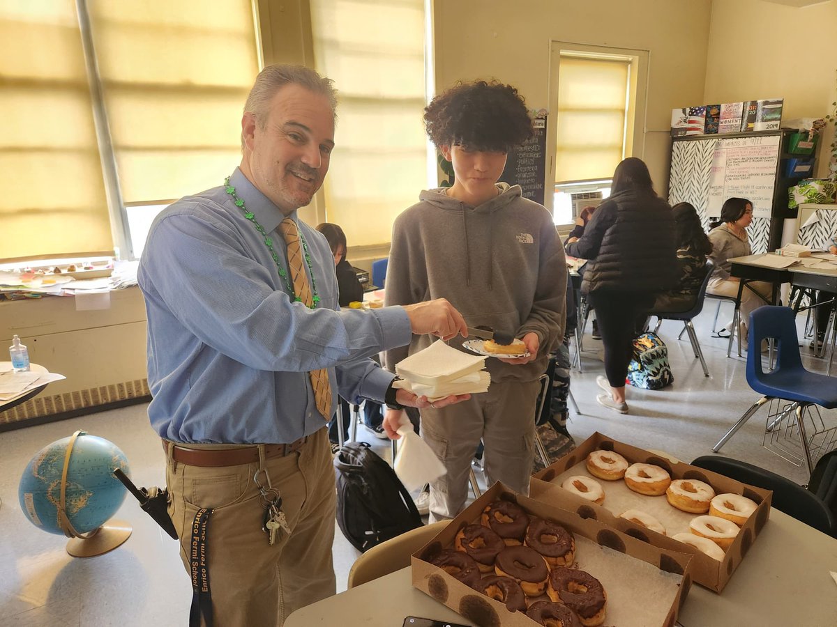 Celebrating our attendance Super Heroes at Fermi!! Thank you Mr. Ametrano for your commitment! @YonkersSchools @EnricoFermi27