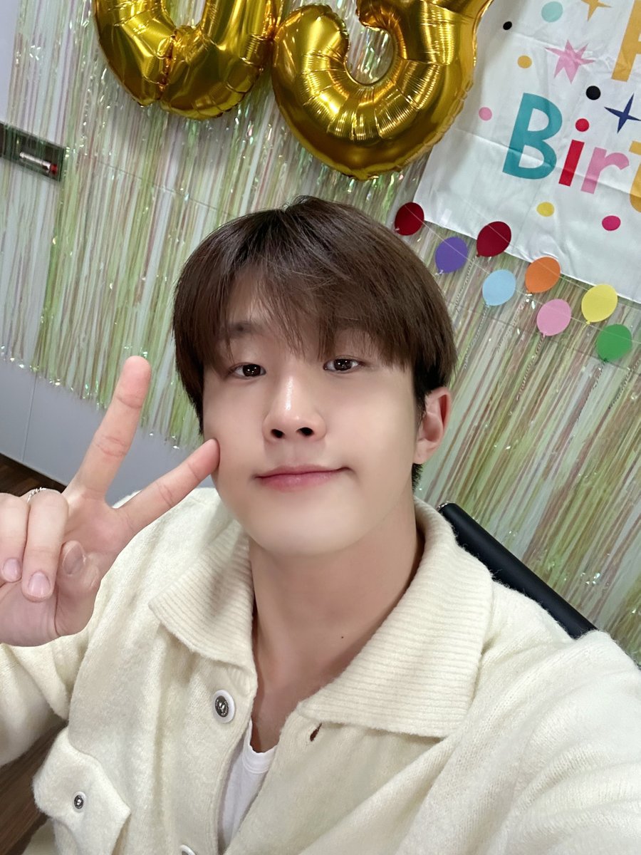 [#ASTROSTAFF 시선👀]

아로하💜 3월 15일 ✨찐스타✨ 생일
함께 보낸 소감이 어떠신가요?

진진과 함께 오래 자주 보는 사이 계속해요~😘

#아스트로 #ASTRO
#진진 #JINJIN
#햇살처럼_따뜻한_찐리더_생일축하해