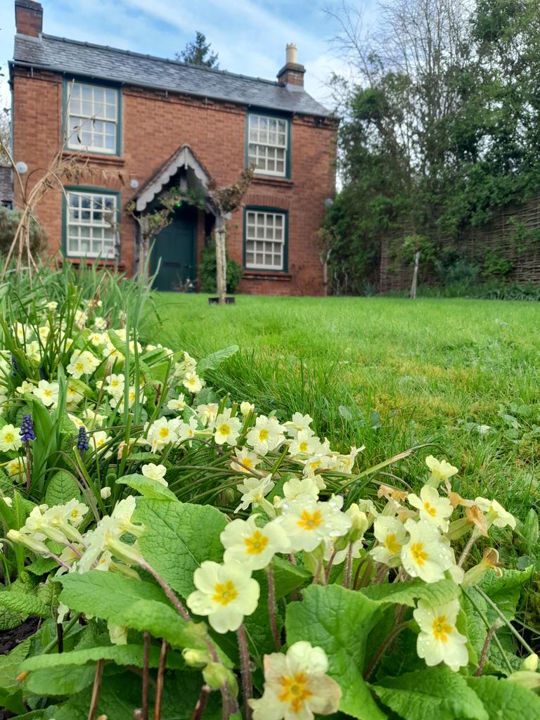 Is that blue sky we spy over the birthplace cottage? ☀️ We're open today, all weekend & Monday too, 10am - 5pm. Come & enjoy the spring flowers, explore the story of Elgar & have a delicious coffee in Little Al's cafe. #WorcestershireHour 📷 Katherine Alker