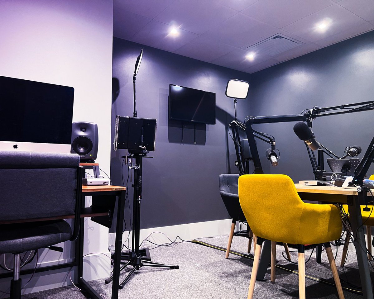 Did you know about our Queen's Park campus' podcast room? This room is filled with all the gear an aspiring podcaster could need, including some from our partners at @ShureUK and @elgato 🤩 Read more: eu1.hubs.ly/H086k0r0 #MusicGear #Podcasts #ICMPLondon