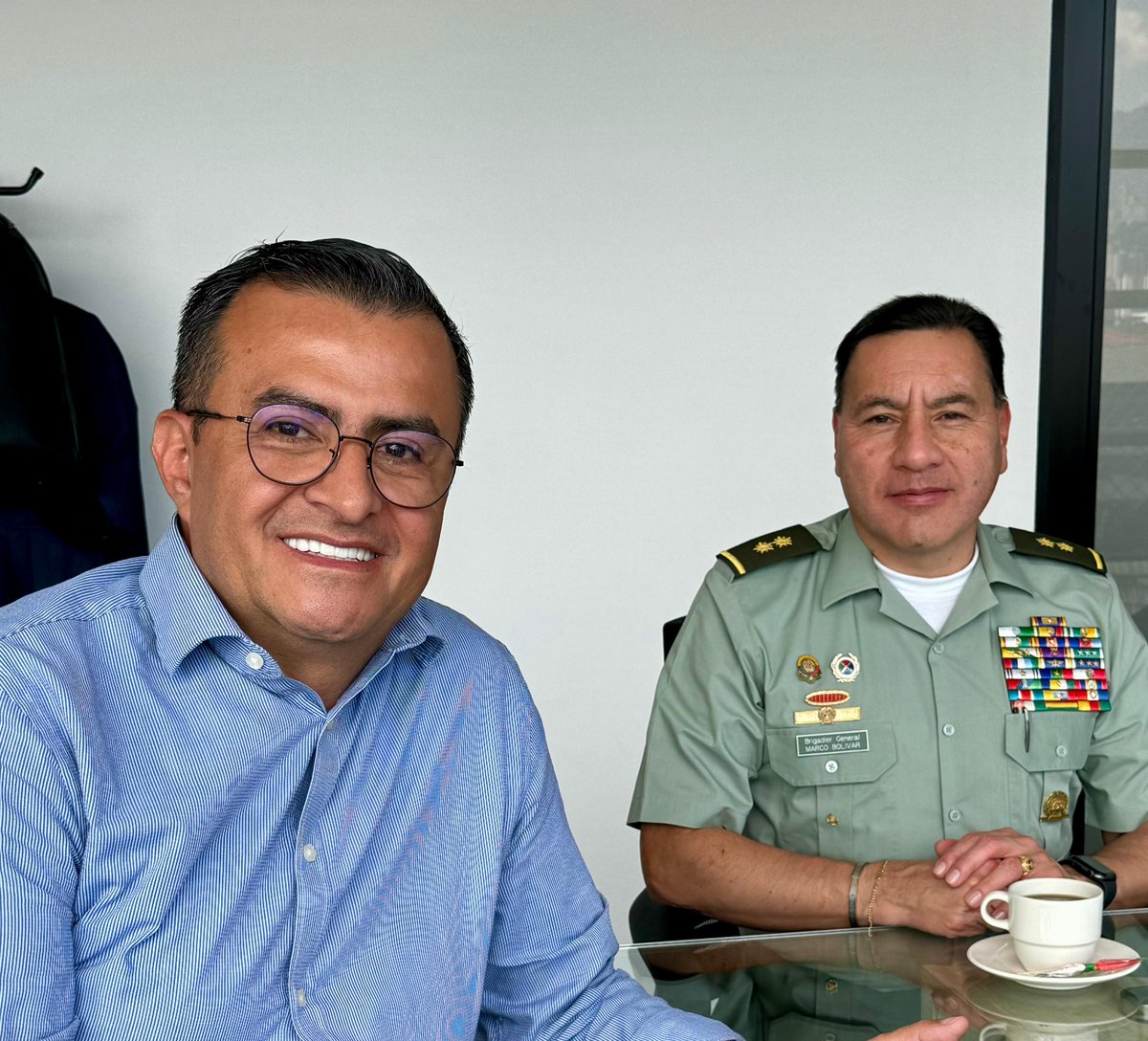 IUDIGITAL's tweet image. Recibimos la visita del Brigadier General Marco Aurelio Bolivar Suárez, Fiscal General Penal Militar y Policial, con el Mayor William Moncada y el Teniente Coronel Juan Carlos Blanco Mendoza Juez Primera Instancia de la #Meval, compartimos nuestro modelo de #DigitalidadPróxima.