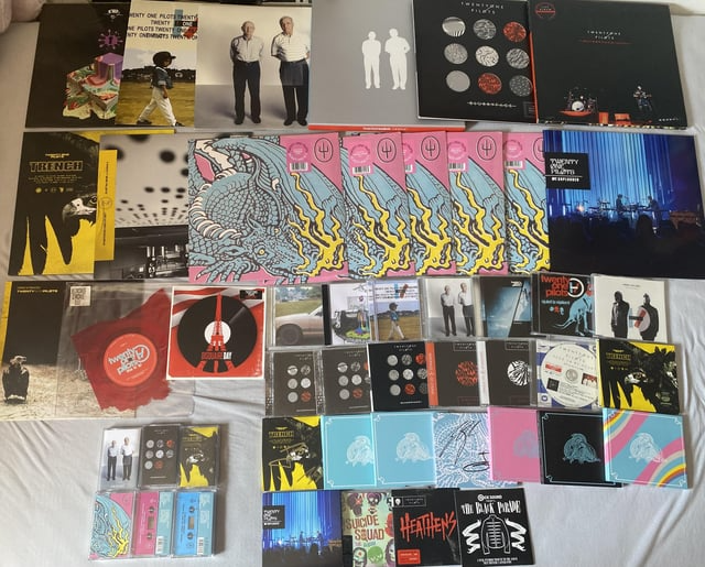 twinflamerecord's tweet photo. Ready to unleash your music onto the world?

Distribution can be exciting, but it depends if you want to release your music physically or digitally.

Physical releases offer a tangible experience for fans, while digital distribution reaches a wider, global audience. https://t.co/BLeTAIXjtx