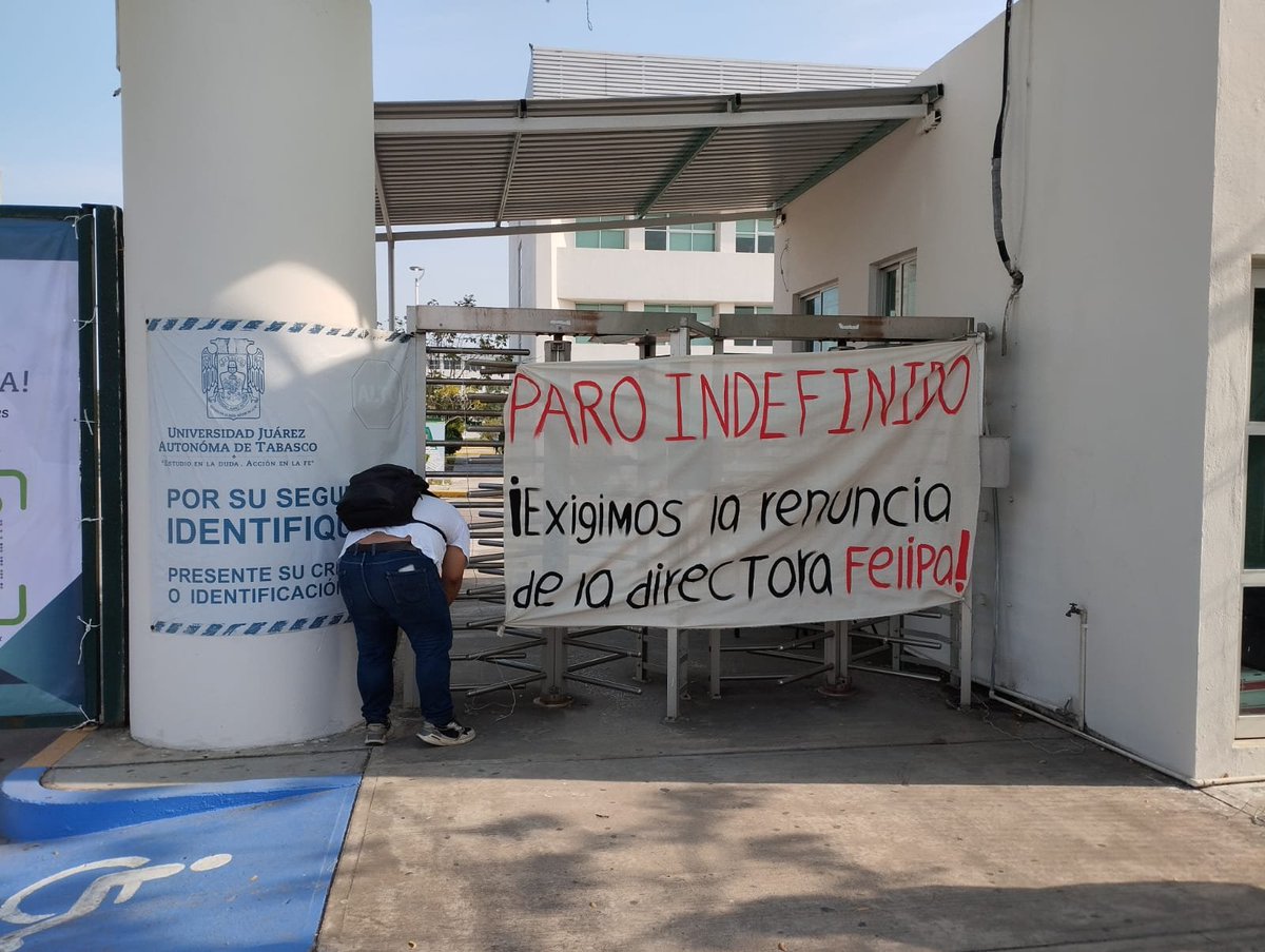 xevtfm's tweet photo. 📸 #EnFotos | Alumnos de la #DACSyH en paro, colocan manta en los torniquetes de acceso a la división donde exigen la renuncia de la directora. Aunque integrantes de la manifestación señalan que algunos maestros se han solidarizado con su causa, personal de la UJAT señala que los docentes llegaron de manera normal a las aulas e incluso hay alumnos tomando clases.