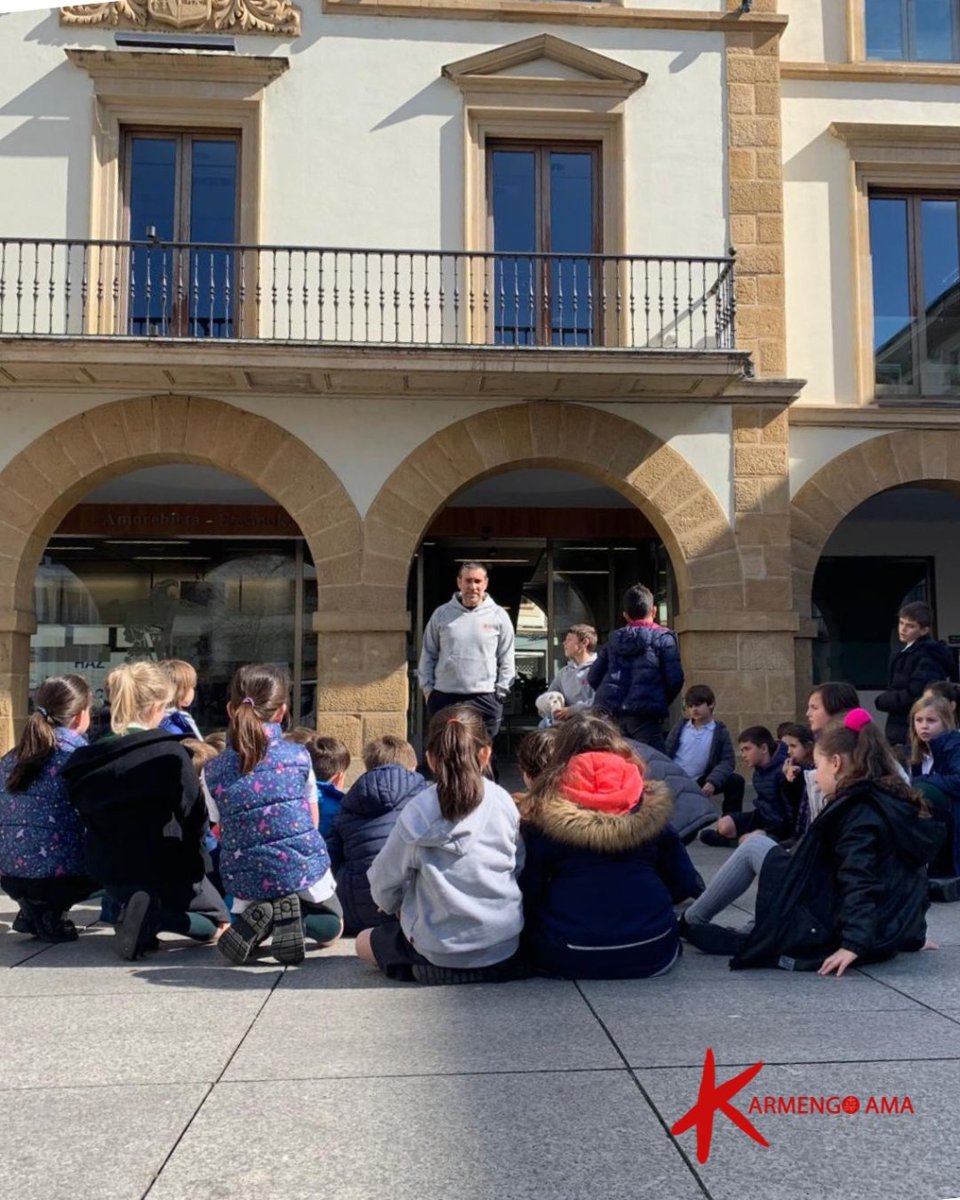 KARMENGOAMA's tweet photo. ☀️⛪Eskola #txangoak, pentsamendua ikusgai egiteko hezkuntza tresna bikainak dira. #KarmengoAma 3.mailako ikasleek irteera berezi bat egin dute herritik zehar eta gelan ikasitakoa aurrez-aurre ikusteko aukera izan dute. Horrela, Zornotzako mapa erraz menperatzea lortu dute. https://t.co/XKW5TgSsWr