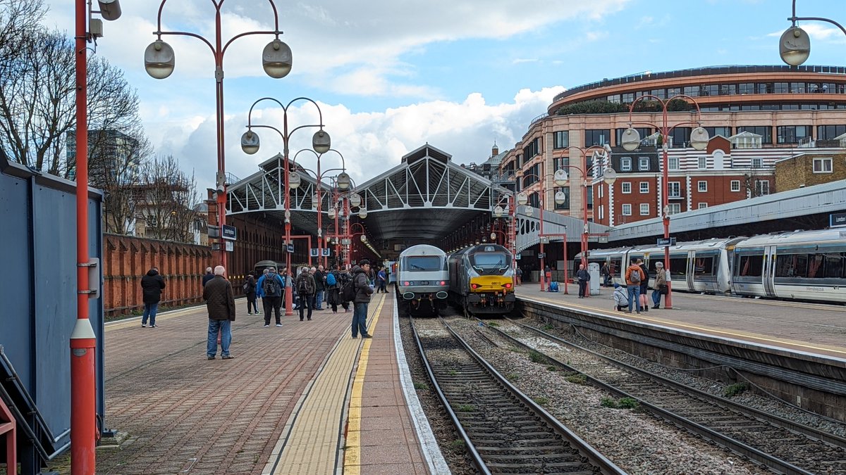_the_train_guy's tweet photo. A huge crowd of trainspotters at London Marylebone to spot this HST from Sheffield. I wonder how many from #railtwitter are here as well. https://t.co/1YLudENCLF