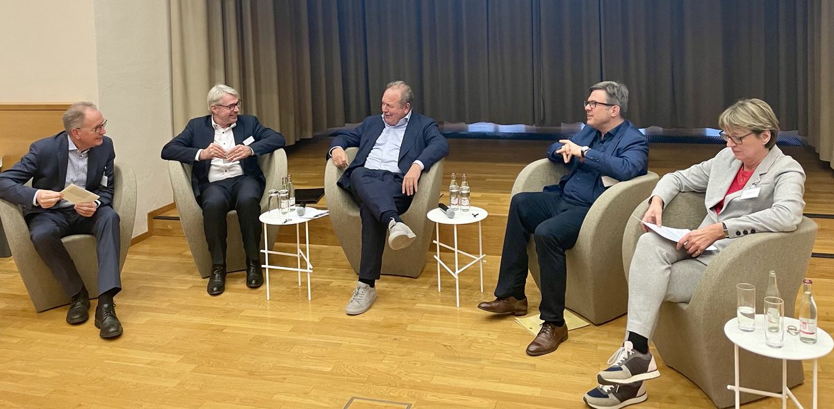 Jetzt geht es weiter mit unserer Podiumsdiskussion „Aktionsplan Tarifbindung: Woher kommen die 80%?“ ⁦@joerg_cezanne⁩ ⁦<a href="/cjcronenberg/">Carl-Julius Cronenberg</a>⁩ ⁦<a href="/FBsirske/">Frank Bsirske</a>⁩ und ⁦<a href="/MartinRosemann/">Dr. Martin Rosemann</a>⁩. Wir sind gespannt auf die Ideen und Vorschläge der Parteien. #TarifGerecht24