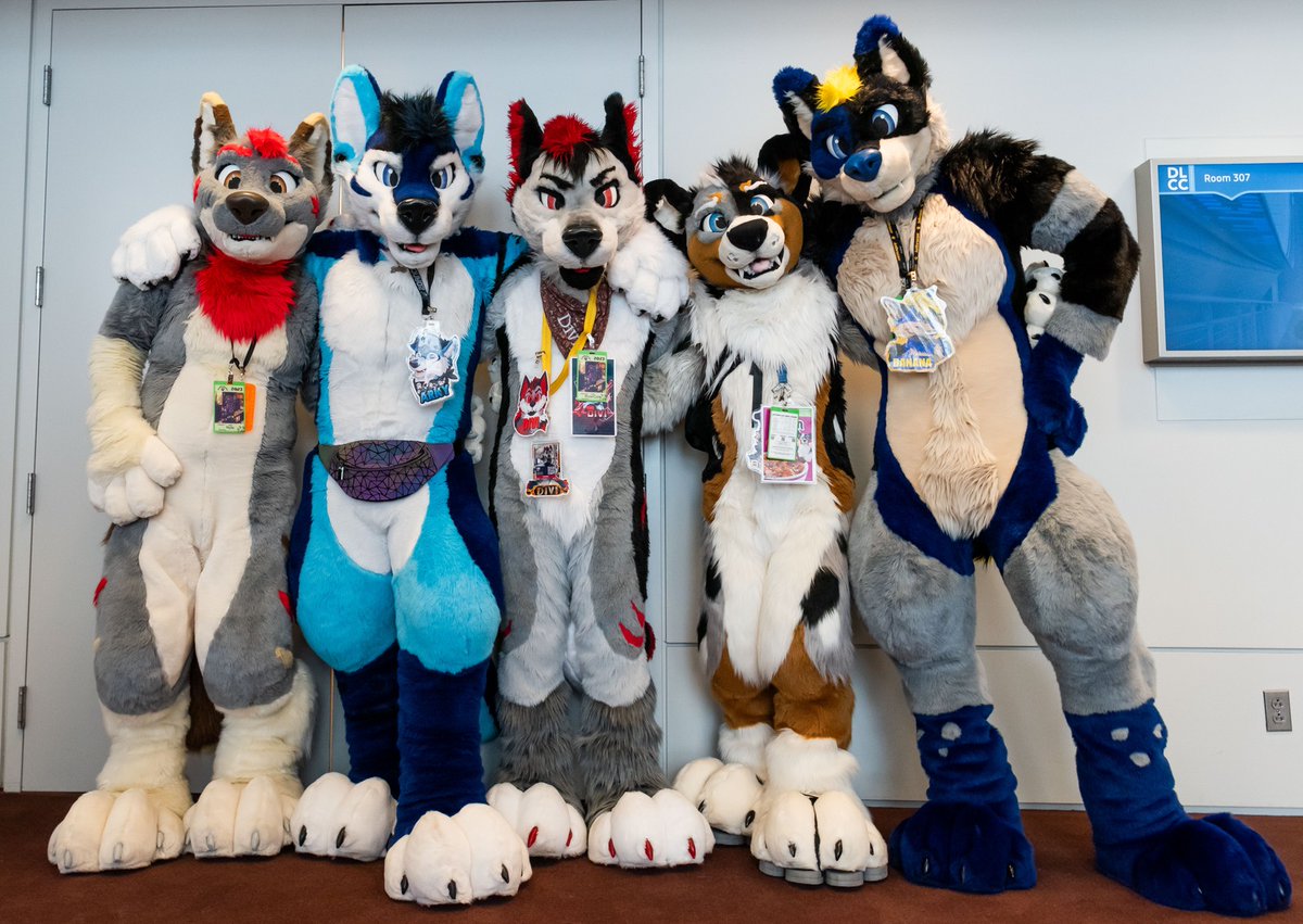 Everyone smile for the family photo! #FursuitFriday 🪡:@WaggeryCos 📷@ChaparralCoyote