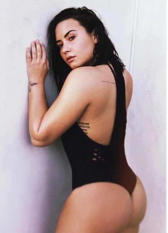 oisouotheus's tweet photo. só o básico pq o acessório é ser lovatic https://t.co/seoY3TPejL